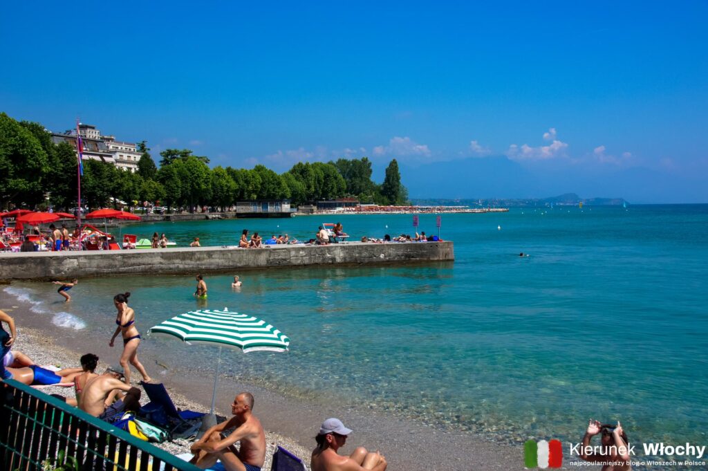 kameralna plaża Margy Beach w Desenzano del Garda, jezior Garda, Włochy (fot. Łukasz Ropczyński, kierunekwlochy.pl)