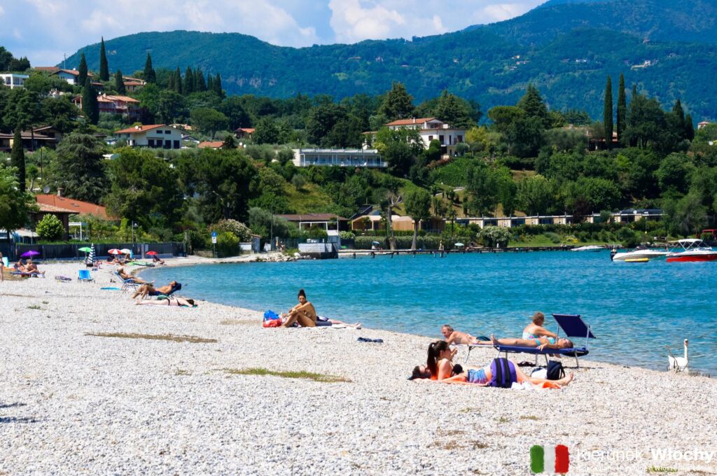 długa, darmowa plaża w Manerba del Garda nad jeziorem Garda (fot. Łukasz Ropczyński, kierunekwlochy.pl)