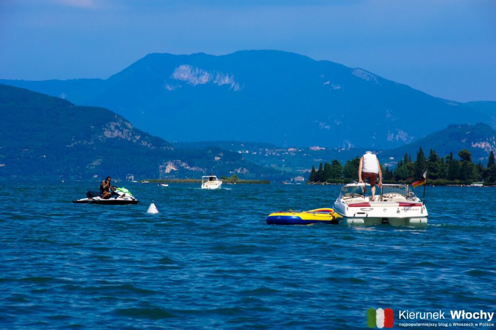 długa, darmowa plaża w Manerba del Garda nad jeziorem Garda (fot. Łukasz Ropczyński, kierunekwlochy.pl)