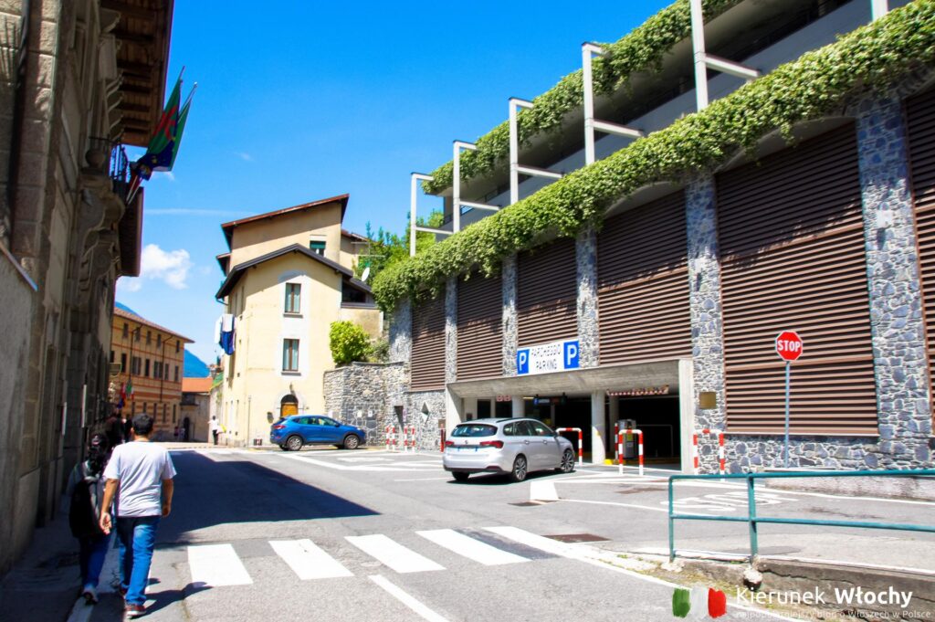 wielopoziomowy parking 100 m od Piazza San Giorgio, Varenna, Lombardia, Włochy (fot. Łukasz Ropczyński, kierunekwlochy.pl)