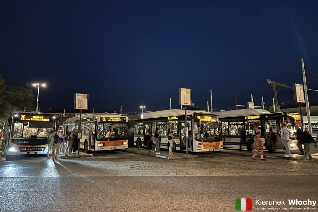 Piazzale Roma to przez całą dobę komunikacyjne centrum Wenecji, jak dojechać z Mestre do Wenecji (fot. Łukasz Ropczyński, kierunekwlochy.pl)