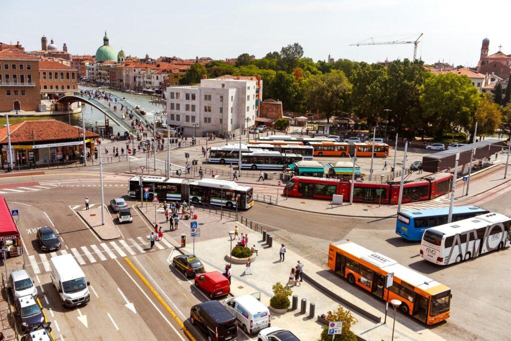 tramwaj łączący Mestre z Wenecją zatrzymuje się na Piazzale Roma, który jest komunikacyjnym centrum Wenecji (fot. Yuriy Dyachyshyn, depositphotos.com)