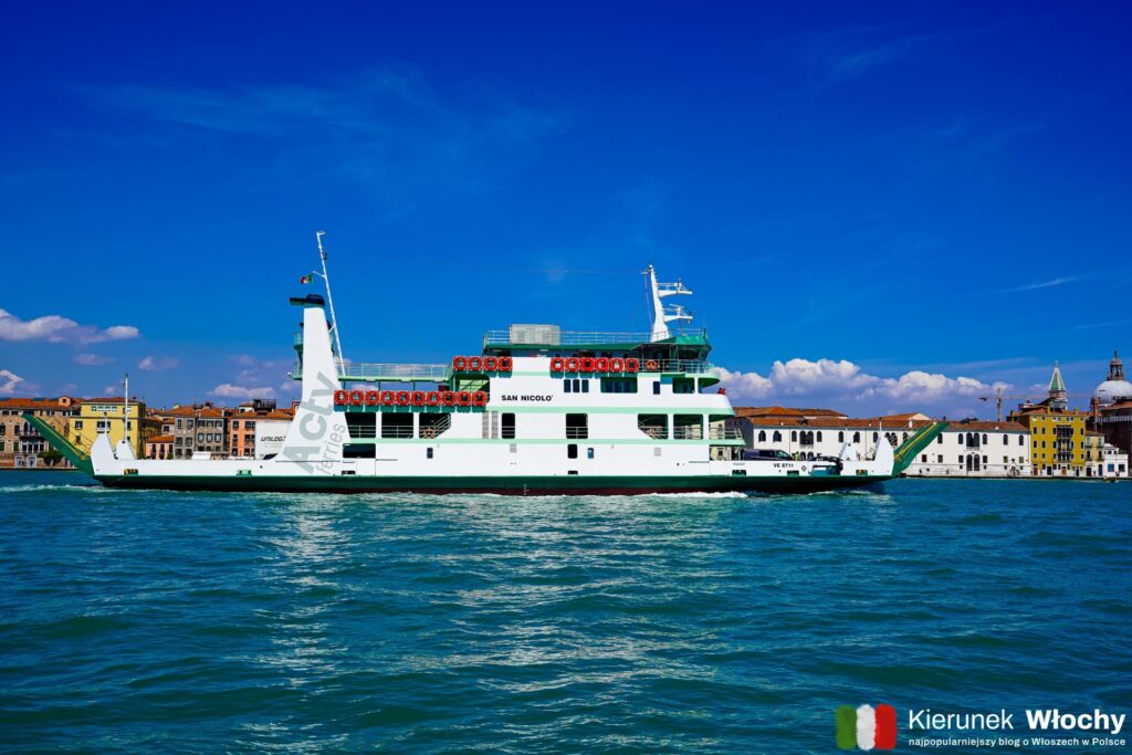 komunikacja w Wenecji odbywa się także na promach - na zdjęciu prom płynący z Tronchetto na Lido di Venezia (fot. Łukasz Ropczyński, kierunekwlochy.pl)