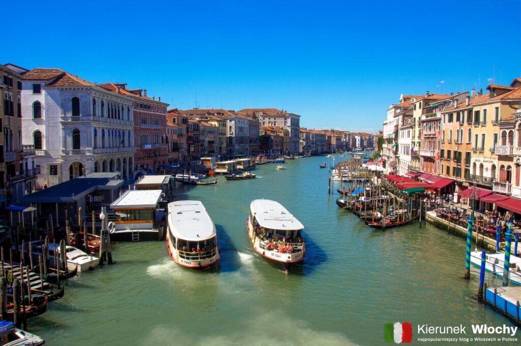 przepływający przez środek Wenecji Canal Grande, widok na tramwaje wodne z mostu Rialto (fot. Łukasz Ropczyński, kierunekwlochy.pl)