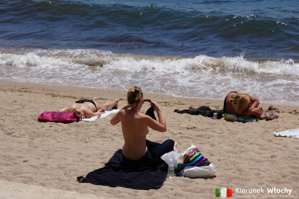 opalanie topless na północy Włoch nie budzi kontrowersji, ale na południu kraju - na głównych i najbardziej zatłoczonych plażach - to rzadkość (fot. Łukasz Ropczyński, kierunekwlochy.pl)