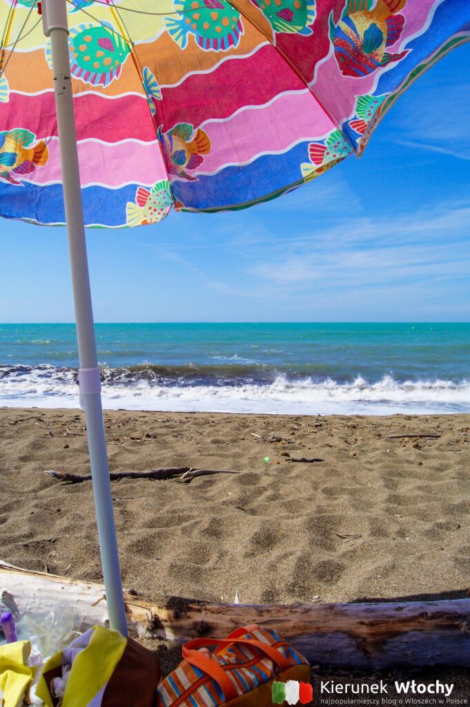 oficjalna plaża naturystyczna w okolicy San Vincenzo, Toskania, Włochy (fot. Łukasz Ropczyński, kierunekwlochy.pl)