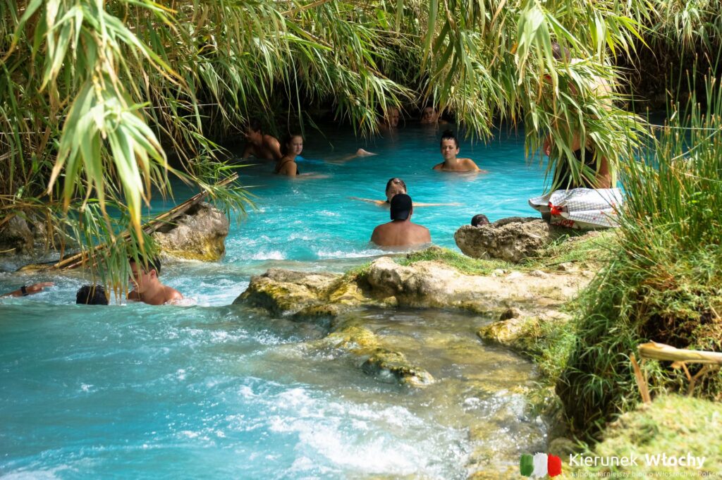rwący potok, u góry nad basenami Terme di Saturnia (fot. Łukasz Ropczyński, kierunekwlochy.pl)