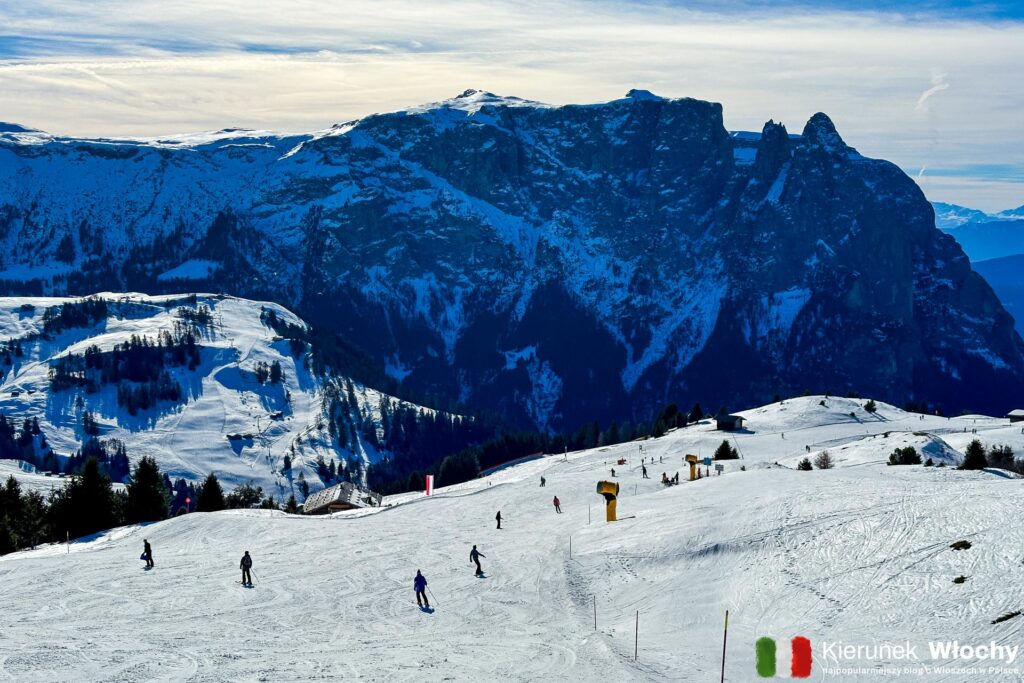gdzie jechać na narty do Włoch po raz pierwszy? My swoją przygodę z włoskimi stokami zaczęliśmy od Seiser Alm/Gröden (Alpe di Siusi/Val Gardena), gdzie trasy są szerokie i łagodne dla początkujących narciarzy (fot. Łukasz Ropczyński, kierunekwlochy.pl)