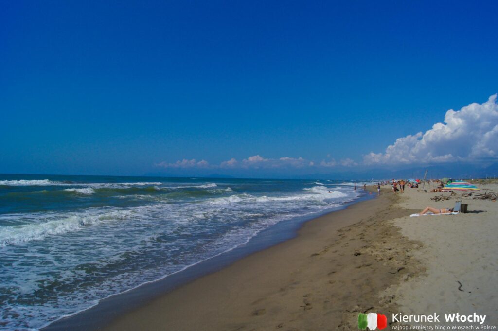 plaża w Marina di Torre del Lago Puccini, Włochy (fot. Łukasz Ropczyński, kierunekwlochy.pl)