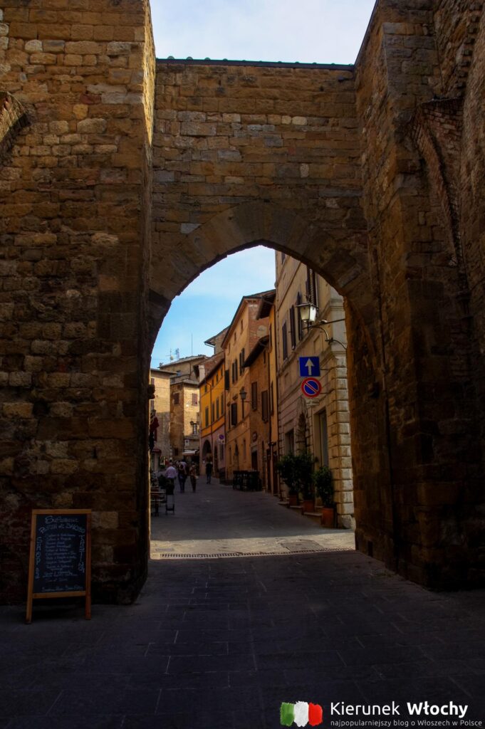 brama Porta al Prato w Montepulciano, Toskania, Włochy (fot. Łukasz Ropczyński, kierunekwlochy.pl)