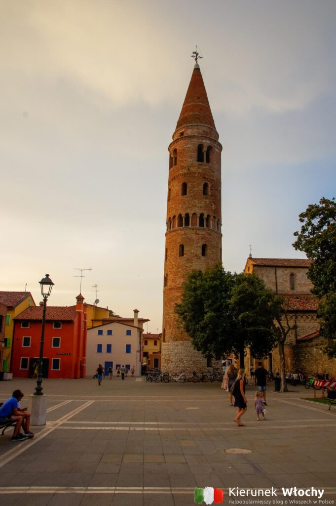 Katedra św. Stefana wraz z 48-metrową dzwonnicą, Caorle, Wenecja Euganejska, Włochy (fot. Łukasz Ropczyński, kierunekwlochy.pl)