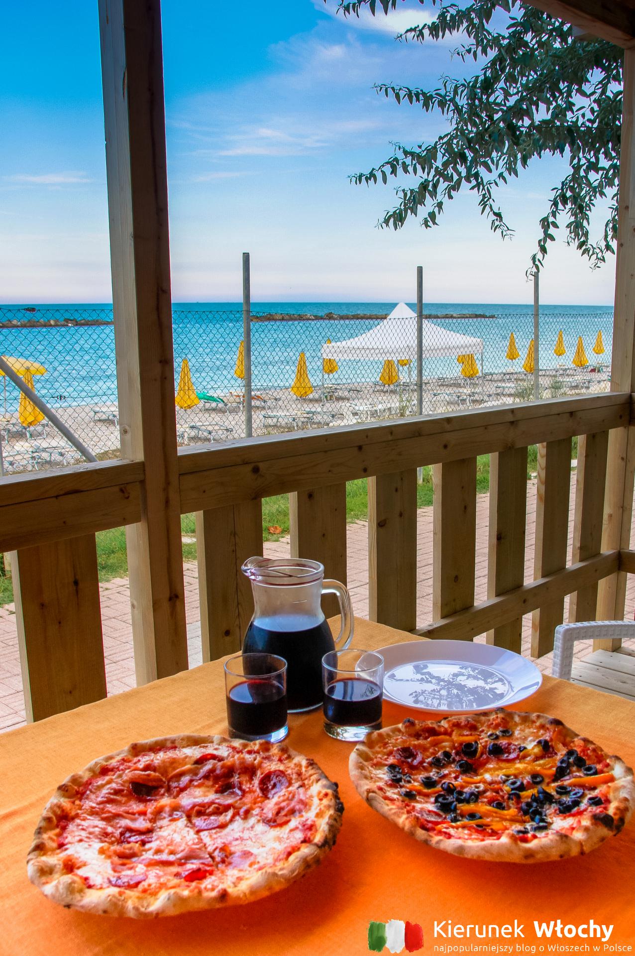 taras naszego domku 2/3 osobowego, który zarezerwowaliśmy w 2018 r., kemping nad Adriatykiem Girasole Eco Family Village, Włochy(fot. Łukasz Ropczyński, kierunekwlochy.pl)