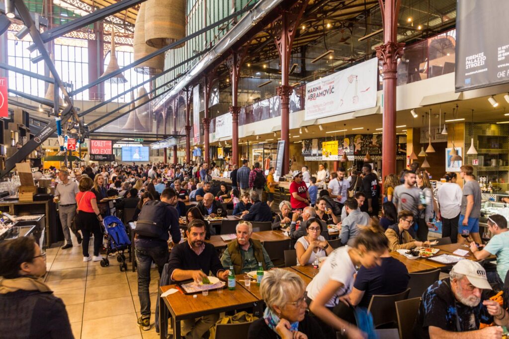 pierwsze piętro Mercato Centrale, na którym znajdują się lokale gastronomiczne, Florencja, Włochy (fot. Matyas Rehak)