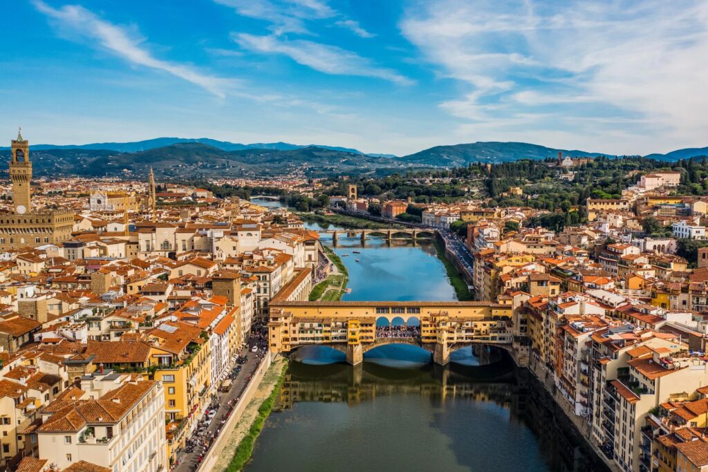 widok na przepływającą przez Florencję rzekę Arno i Ponte Vecchio, po lewej stronie widać Palazzo Vecchio i Torre di Arnolfo