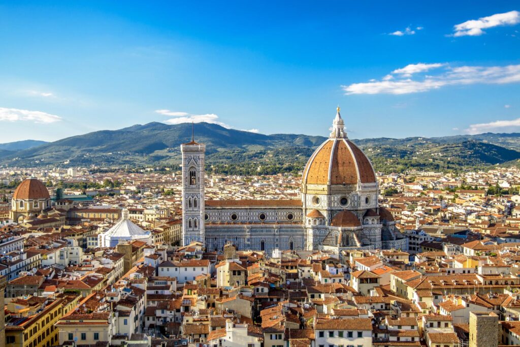 historyczne centrum Florencji i widok na katedrę Santa Maria del Fiore z potężną kopułą Brunelleschiego i dzwonnicą - Campanile di Giotto