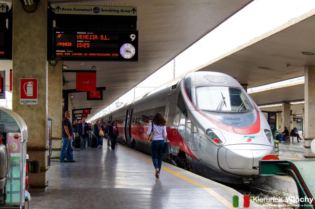 ekspres Frecciarossa odjeżdżający do Wenecji na dworcu kolejowym Firenze Santa Maria Novella (fot. Łukasz Ropczyński, kierunekwlochy.pl)