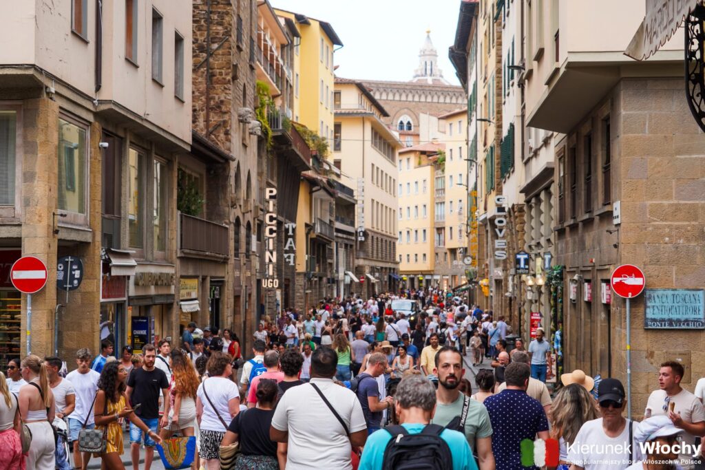 tłumy turystów jakie codziennie wchodzą na Ponte Vecchio od strony katedry, Florencja, Toskania, Włochy (fot. Łukasz Ropczyński, kierunekwlochy.pl)