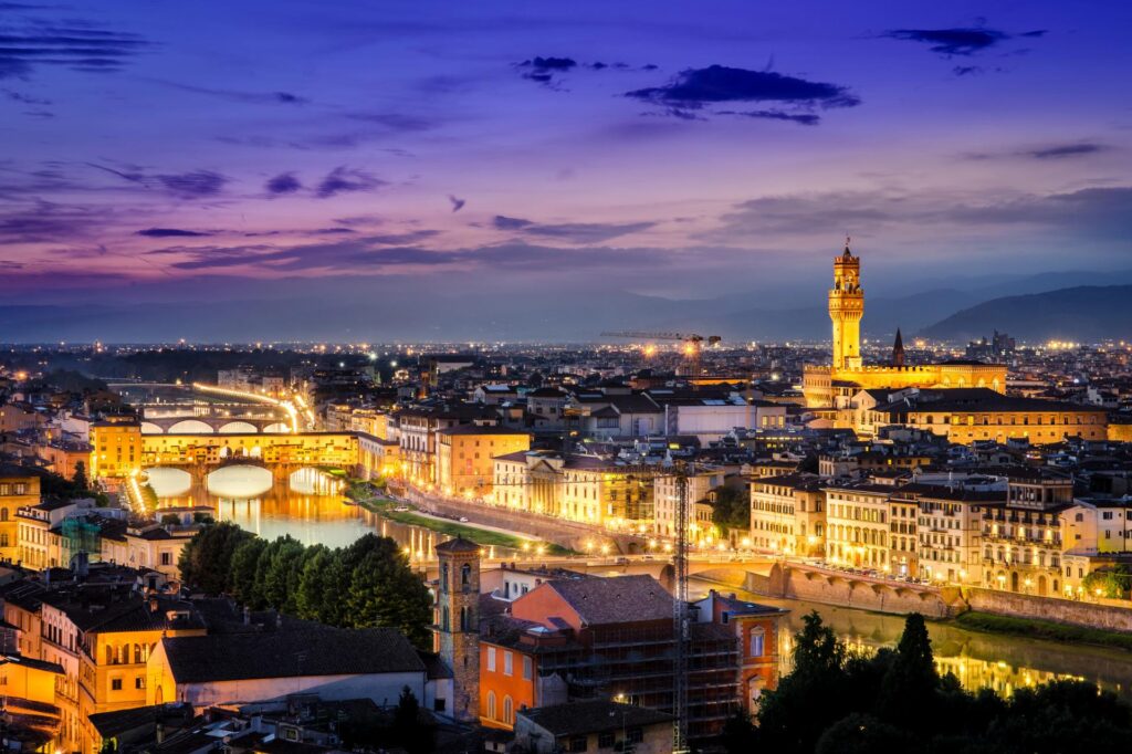 wieczorny widok na Florencję z punktu widokowego na Piazzale Michelangelo to jeden z powodów, dla których we Florencji warto zostać na noc