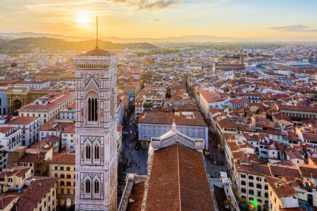 widok o zachodzie słońca z Kopuły Brunelleschiego na dzwonnicę Campanile di Giotto, Florencja, Włochy