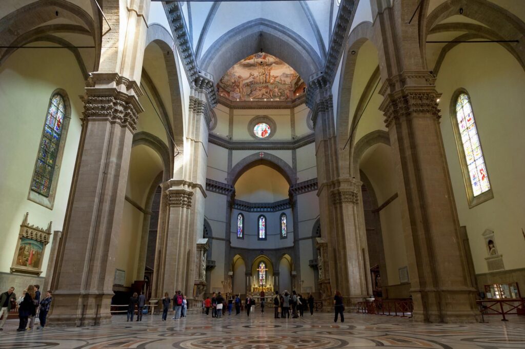 po wejściu do środka katedry pierwsze wrażenie to duży kontrast pomiędzy bogatą fasadą, a pozornie skromnym wnętrzem, Katedra Santa Maria del Fiore, Florencja, Włochy (fot. Sylvain Sonnet)