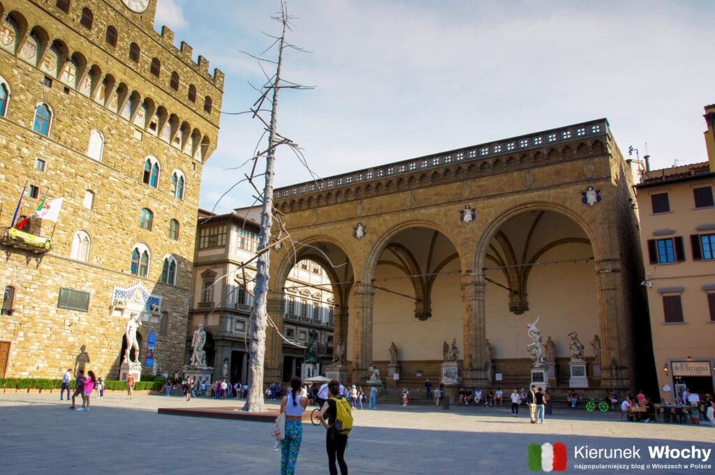 Loggia dei Lanzi przy Piazza della Signoria, Florencja, Włochy (fot. Łukasz Ropczyński, kierunekwlochy.pl)
