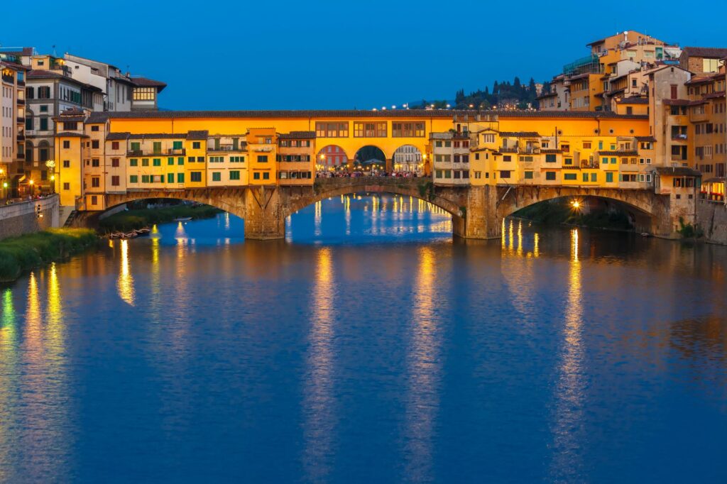 wieczorny widok na Ponte Vecchio, Florencja, Toskania, Włochy (fot. Łukasz Ropczyński, kierunekwlochy.pl)