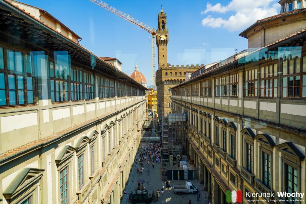widok z okna Gallerii degli Uffizi, budynek muzeum powstał na planie wydłużonej litery U, Florencja, Toskania, Włochy (fot. Łukasz Ropczyński, kierunekwlochy.pl)