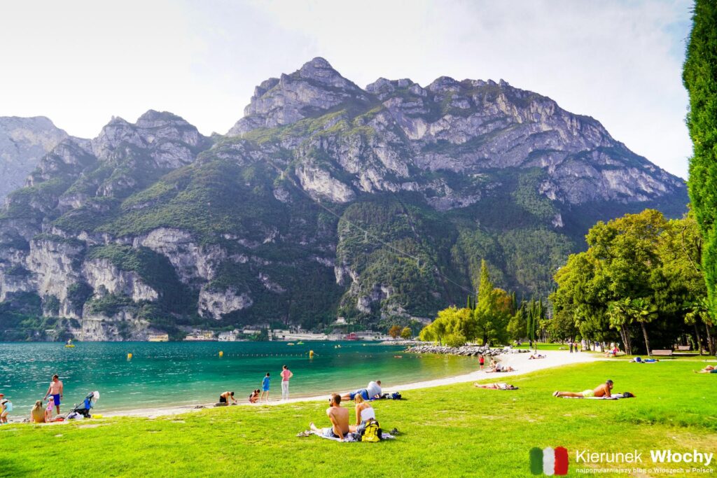 plaża w Riva del Garda nad jeziorem Garda, Włochy (fot. Łukasz Ropczyński, kierunekwlochy.pl)