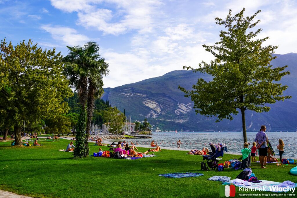 plaża w Riva del Garda nad jeziorem Garda, Włochy (fot. Łukasz Ropczyński, kierunekwlochy.pl)