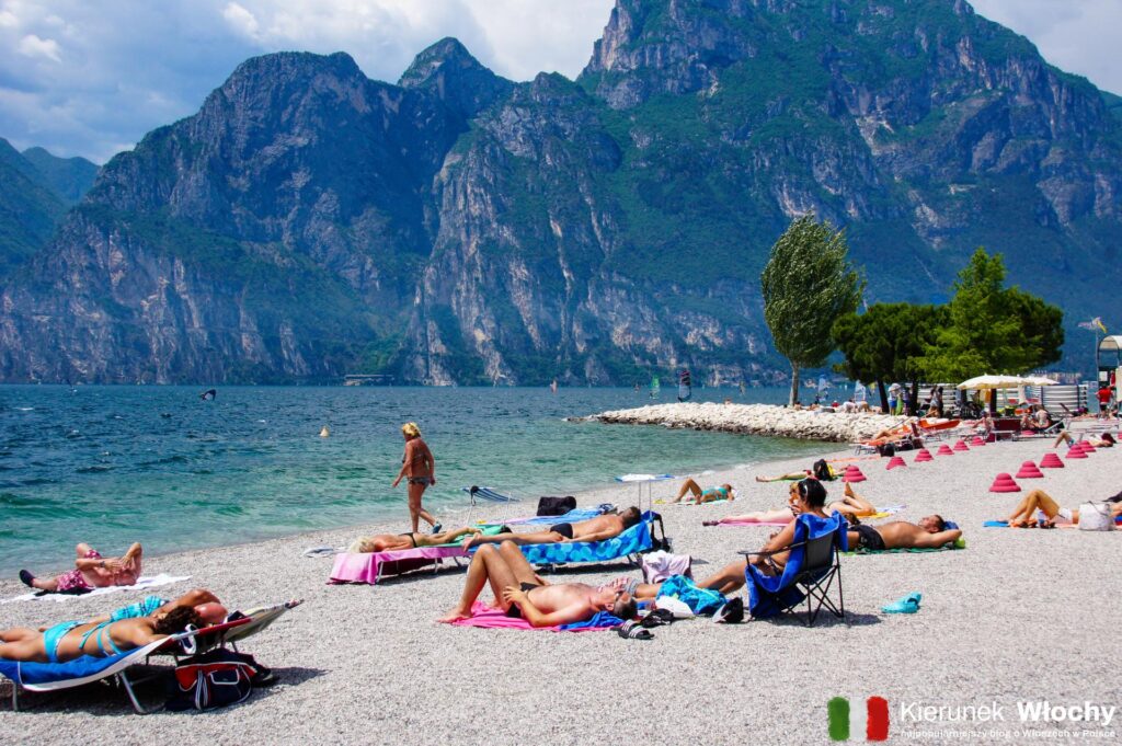 plaża w Torbole, jezioro Garda, Włochy (fot. Łukasz Ropczyński, kierunekwlochy.pl)