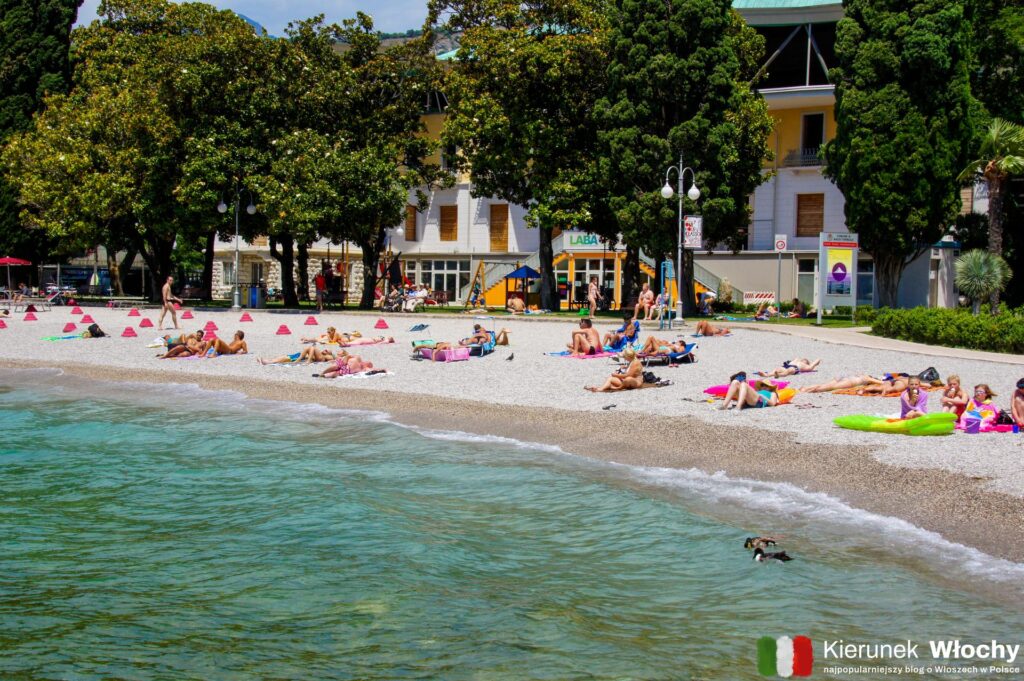 plaża w Torbole, jezioro Garda, Włochy (fot. Łukasz Ropczyński, kierunekwlochy.pl)