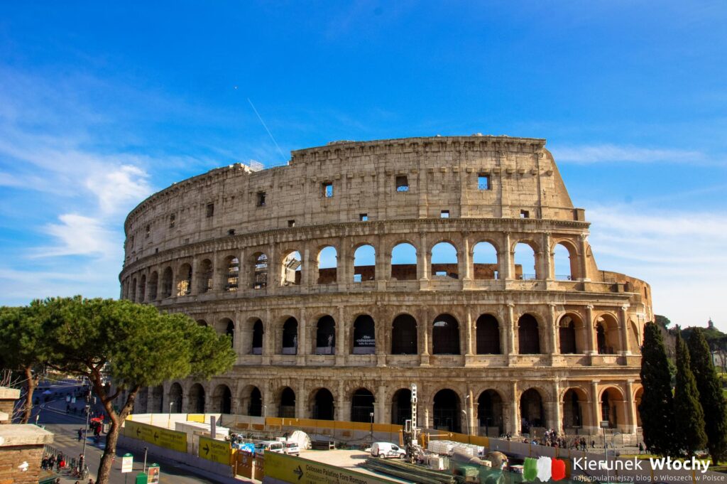 widok na Koloseum z górnej części Piazza del Colosseo, nad stacją metra, Rzym, Włochy (fot. Łukasz Ropczyński, kierunekwlochy.pl)