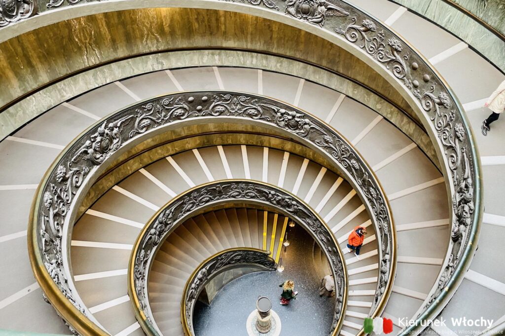 Spiralne schody, nazywane też Schodami Bramante w Muzeach Watykańskich (fot. Łukasz Ropczyński, kierunekwlochy.pl)