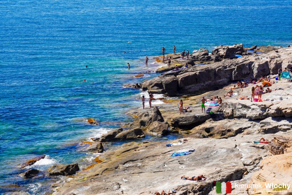 skalista plaża w Calafuria koło Livorno, okolice miasta Piza, Toskania, Włochy (fot. Łukasz Ropczyński, kierunekwlochy.pl)