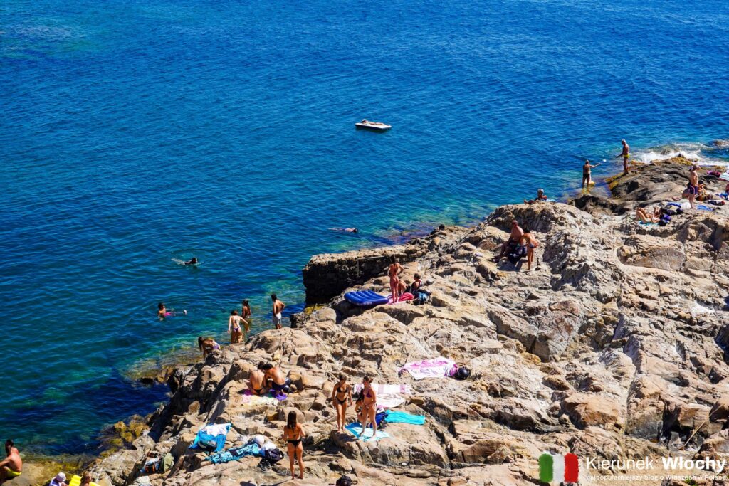 skalista plaża w Calafuria koło Livorno, okolice miasta Piza, Toskania, Włochy (fot. Łukasz Ropczyński, kierunekwlochy.pl)