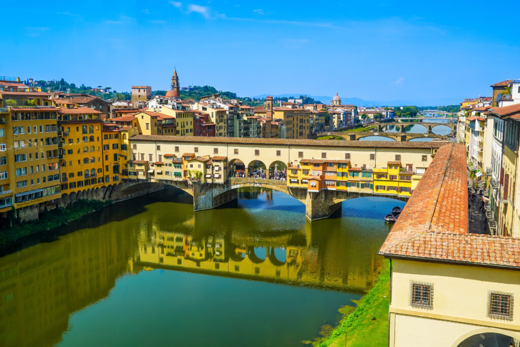Florencja, Toskania, Włochy. Widok na Ponte Vecchio z okna Gallerii degli Uffizi (fot. Łukasz Ropczyński, kierunekwlochy.pl)