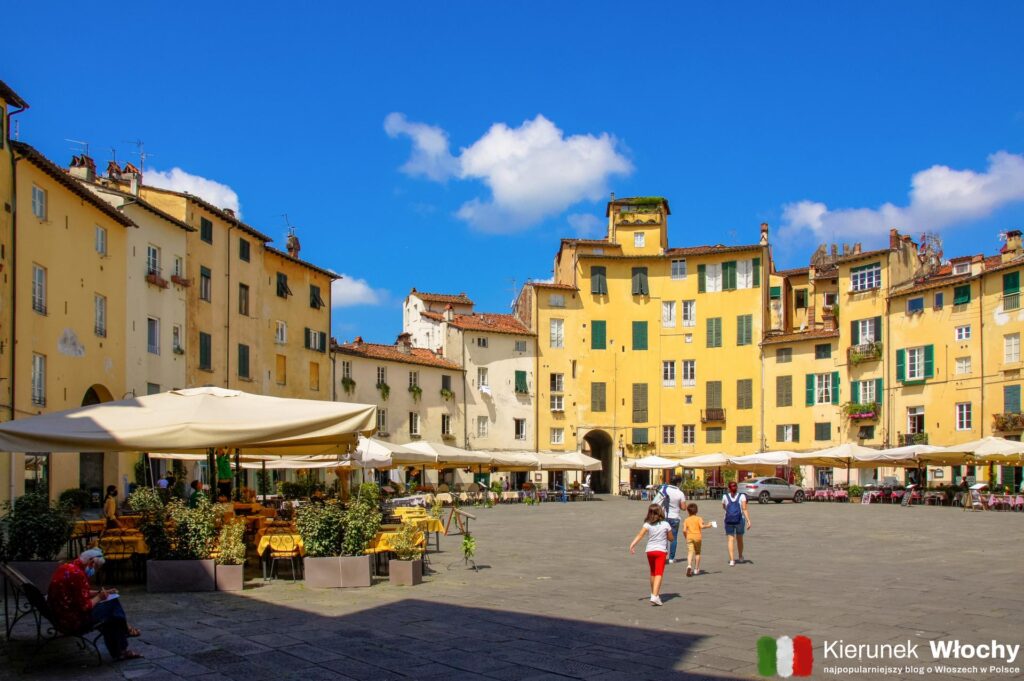 Piazza dell'Anfiteatro, Lukka, Toskania, Włochy (fot. Łukasz Ropczyński, kierunekwlochy.pl)