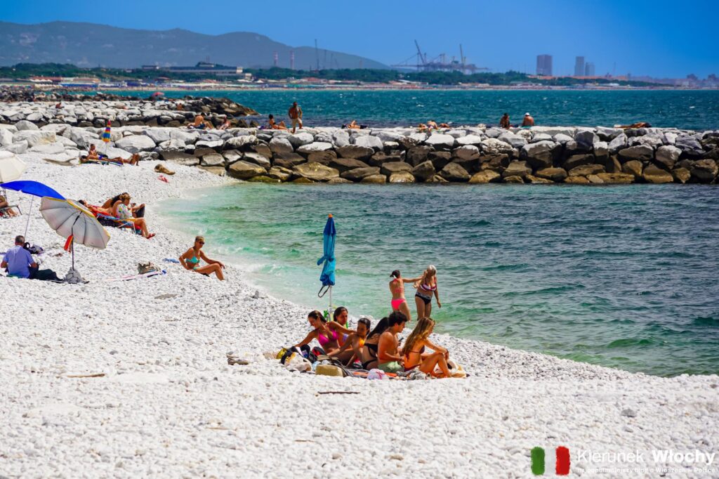 Piza ma przede wszystkim plażę kamienistą w nadmorskiej dzielnicy Marina di Pisa, Toskania, Włochy (fot. Łukasz Ropczyński, kierunekwlochy.pl)