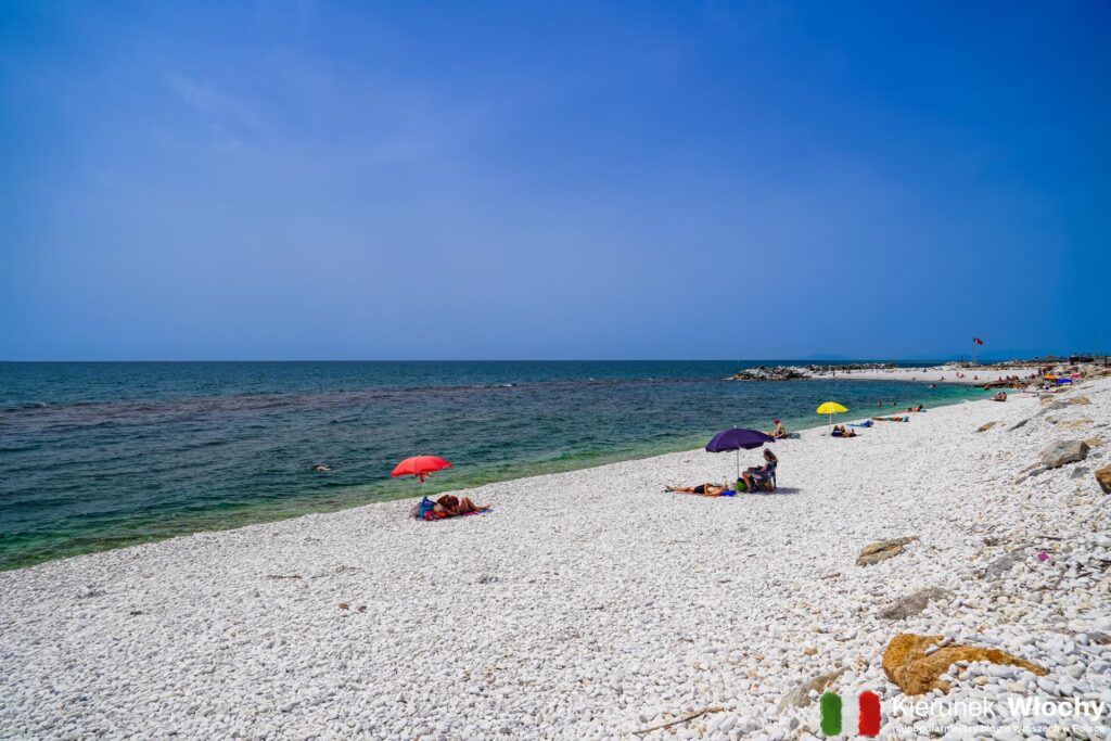 kamienista plaża w nadmorskiej dzielnicy Marina di Pisa, Piza, Toskania, Włochy (fot. Łukasz Ropczyński, kierunekwlochy.pl)