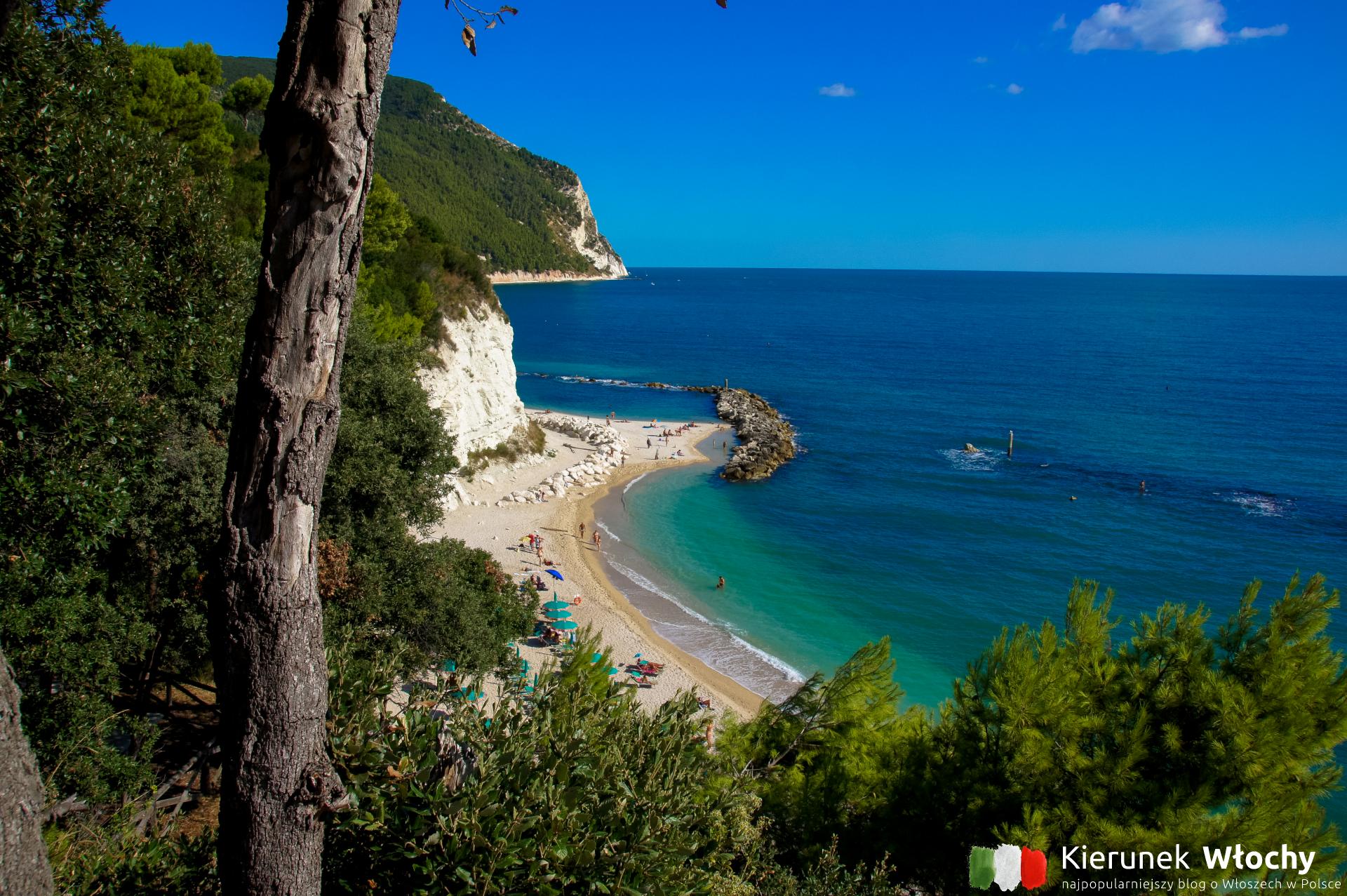 Wybrzeże Adriatyku, plaża w Sirolo, region Marche, Włochy (fot. Łukasz Ropczyński, kierunekwlochy.pl)