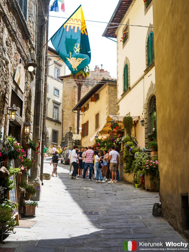 ozdobione kwiatami wejście do Osterii del Teatro, Cortona, Toskania, Włochy (fot. Łukasz Ropczyński, kierunekwlochy.pl)