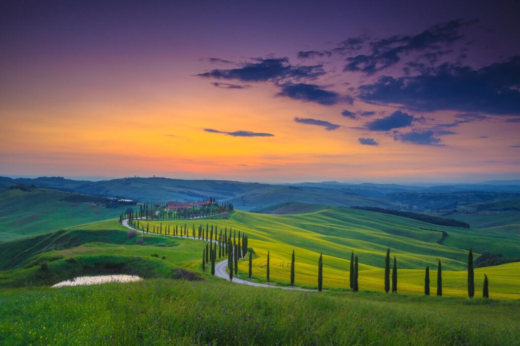droga prowadząca do Agriturismo Baccoleno to jeden z najpiękniejszych punktów widokowych w regionie Crete Senesi, Toskania, Włochy