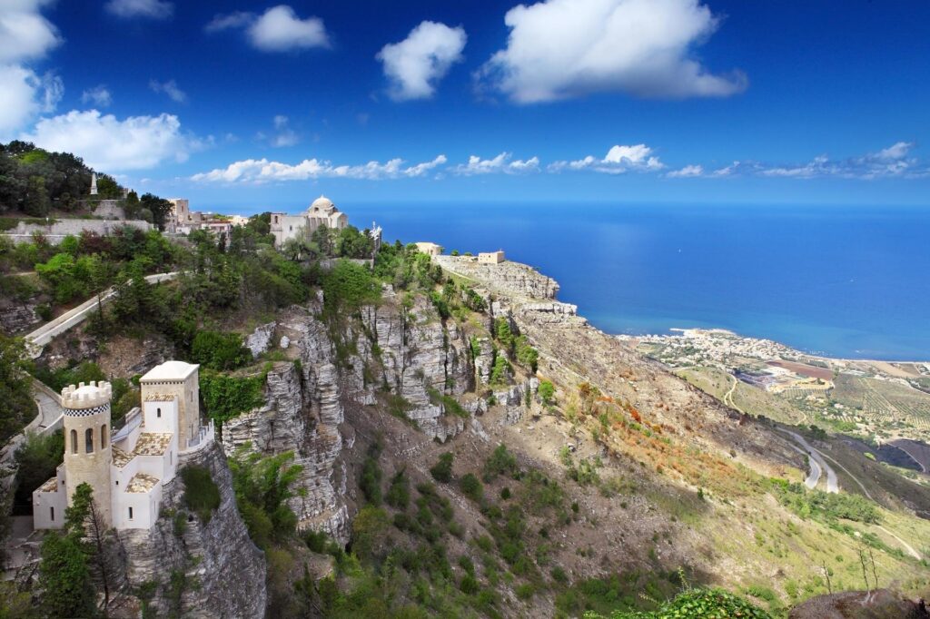 Erice położone jest na wysokości 751 m n.p.m. i góruje nad zachodnią częścią wyspy, Sycylia, Włochy