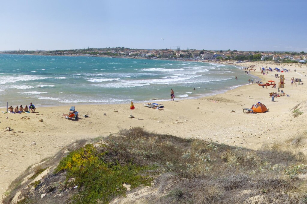 plaża obok Sampieri, najpiękniejsze plaże Sycylii (fot. Rafal Gadomski / depositphotos.com)