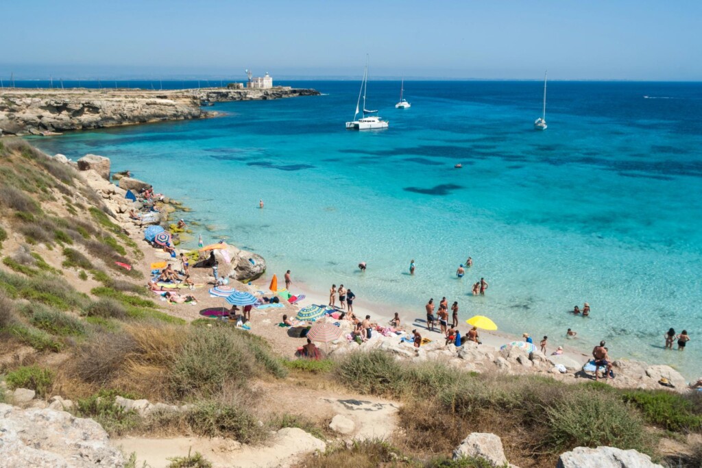 na wyspie Favignana znajduje się kilka urokliwych plaż i zatoczek, najpiękniejsze plaże Sycylii