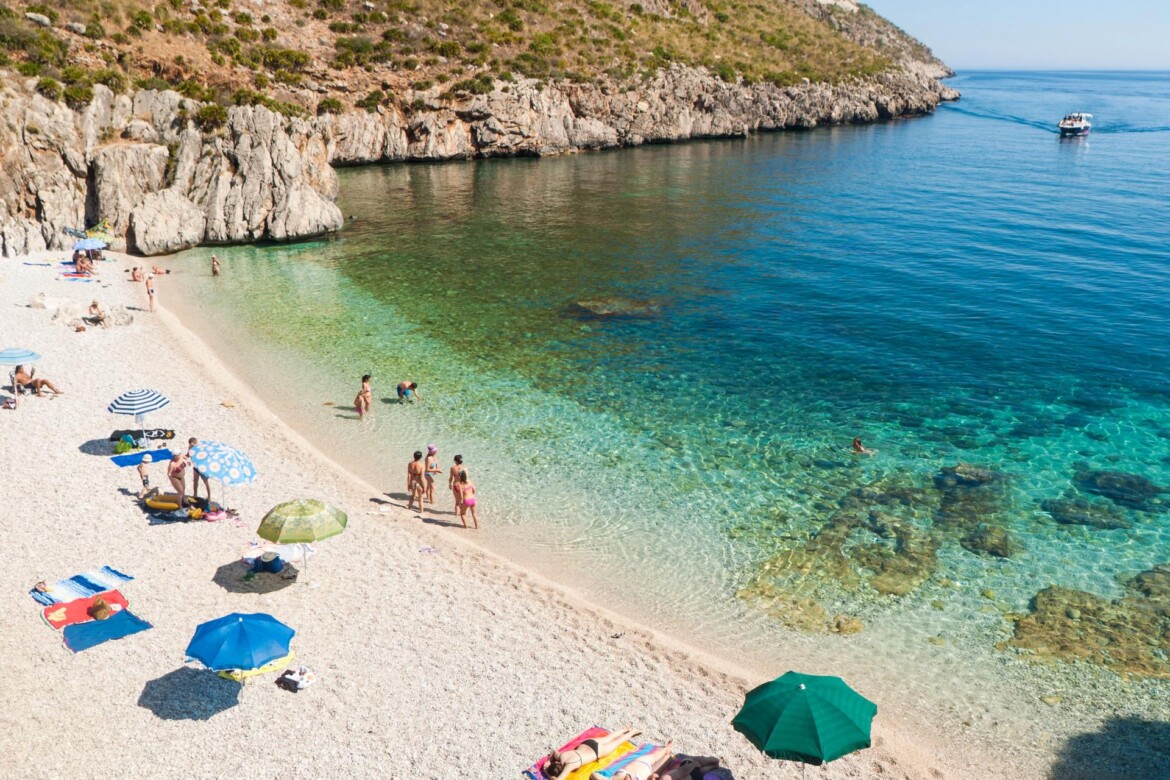Najpiękniejsze plaże Sycylii – 12 najlepszych plaż. Na zdjęciu plaża w Riserva Naturale Orientata dello Zingaro na Sycylii Najpiękniejsze plaże Sycylii - 12 najlepszych plaż. Na zdjęciu plaża w Riserva Naturale Orientata dello Zingaro na Sycylii