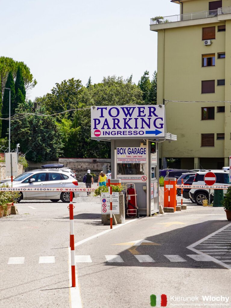 wjazd na Pisa Tower Parking, 300 m od Campo dei Miracoli, Piza, Toskania, Włochy (fot. Łukasz Ropczyński, kierunekwlochy.pl)