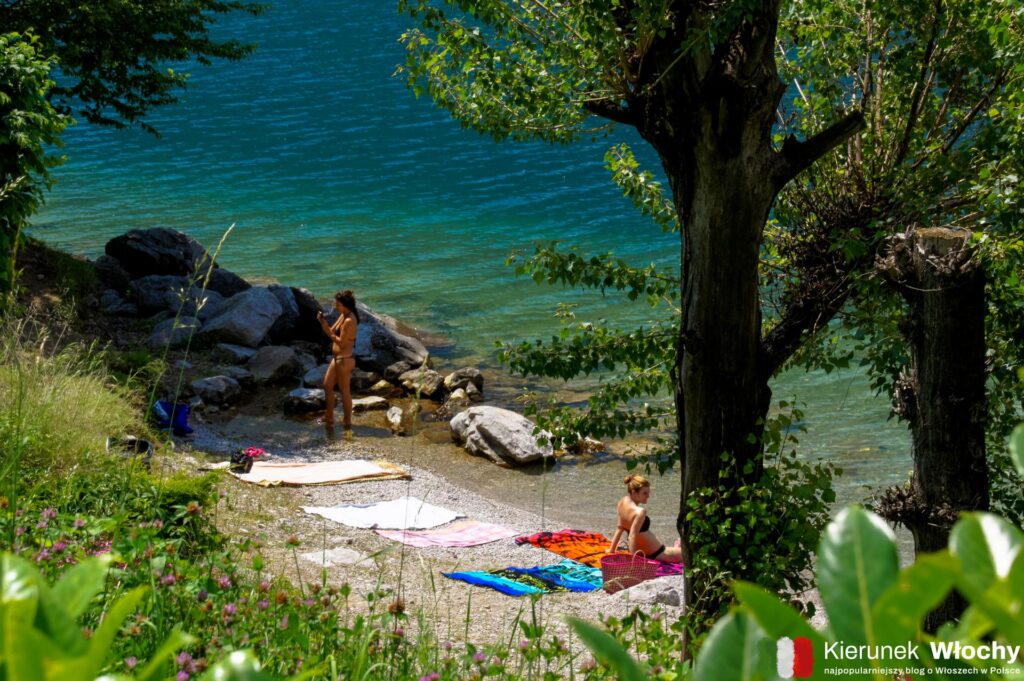 czy jezioro Como ma ładne plaże? Na zdjęciu plaża Pradello położona na północ od Lecco (fot. Łukasz Ropczyński, kierunekwlochy.pl)