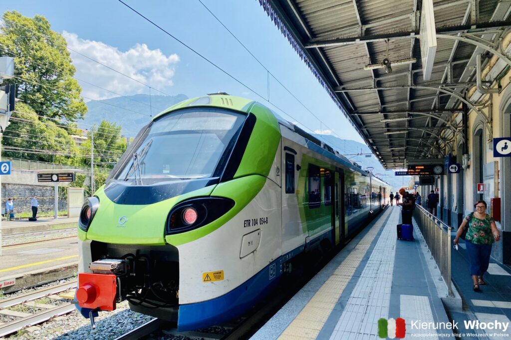 pociąg Trenord na stacji w Lecco, jezioro Como, Lombardia, Włochy (fot. Łukasz Ropczyński, kierunekwlochy.pl)