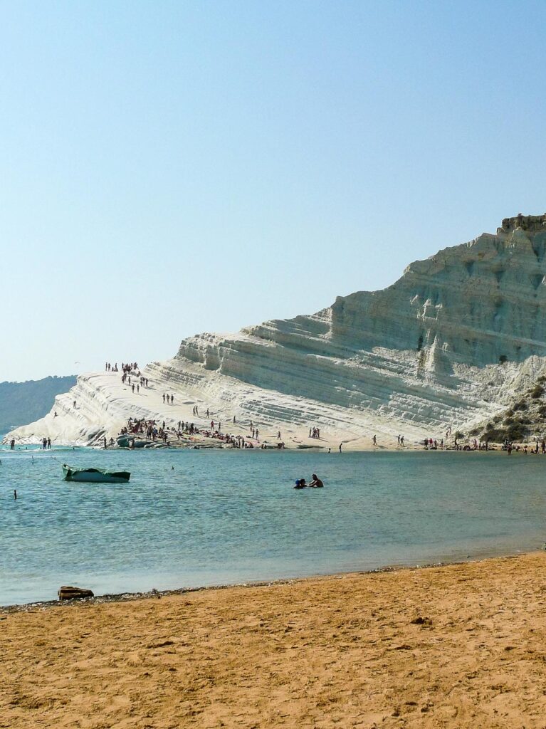 w pobliżu Agrigento znajduje się jedna z najsłynniejszych plaż na wyspie czyli Scala dei Turchi, Sycylia, Włochy